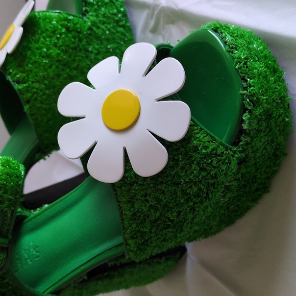 Its Always Greener Platform Heels - Picture 2 of 10